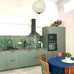 Apartment Charming Riverfront Escape - Riviera And Town