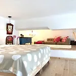 Apartment Charming Riverfront Escape - Riviera And Town