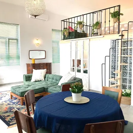 아파트 Updated Boho-glam Loft *