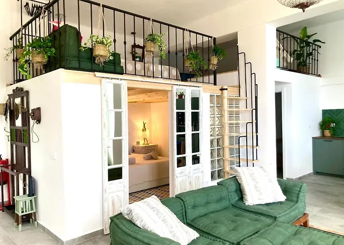 Updated Boho-glam Loft * Σετούμπαλ