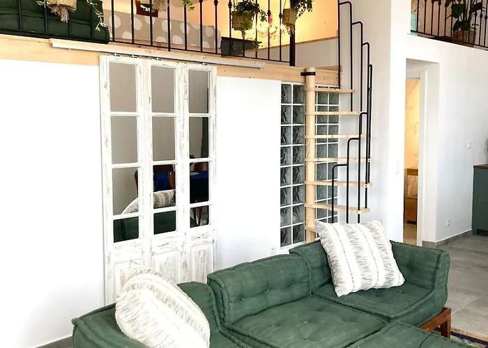 Updated Boho-glam Loft * Σετούμπαλ